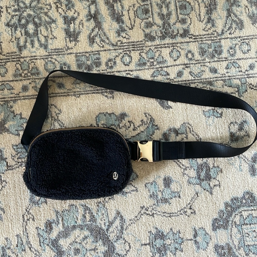 Lululemon Belt Bag - black plush